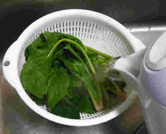ほうれん草に熱湯をかける