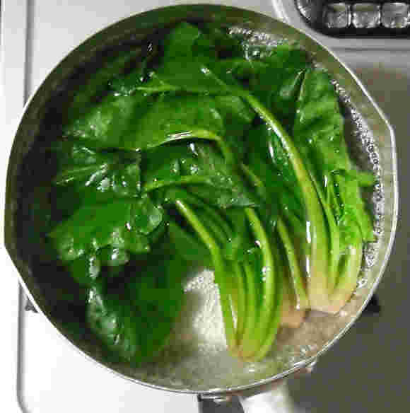ほうれん草をゆでる