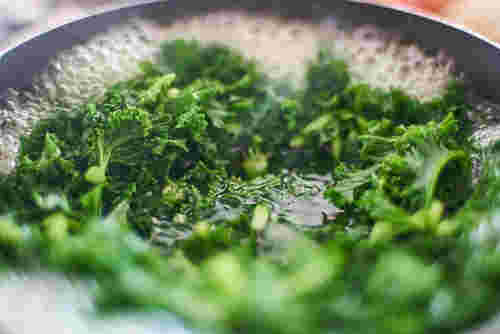 葉物野菜を湯がいている様子