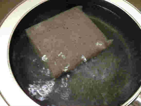 こんにゃくを湯通ししているところ