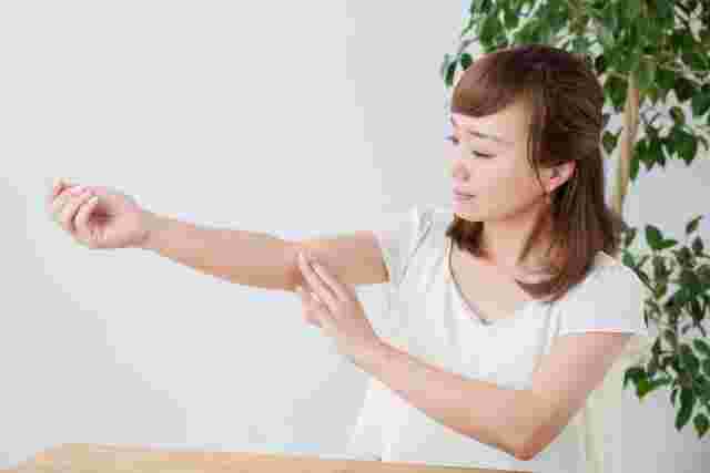 虫刺されを確認する女性
