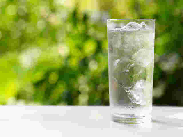 グラスに氷の入った水が9分目まで入っている様子