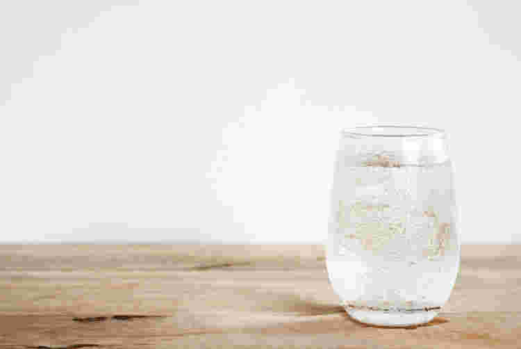 透明のグラスに水が9分目入っている様子