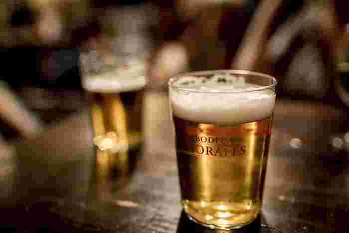 グラスに9分目まで入ったビールが2つ並んでいる