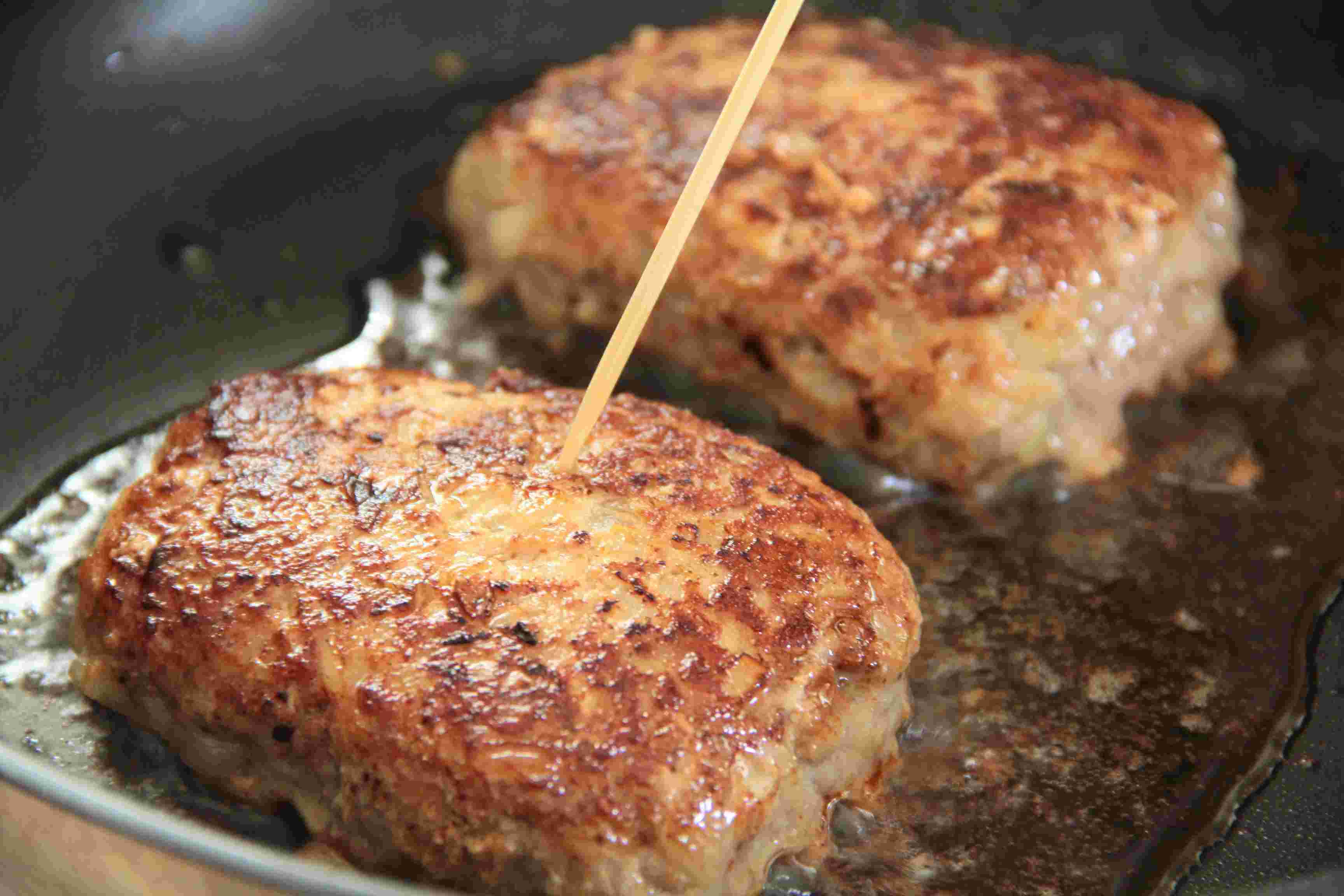 ハンバーグに竹串を指す様子