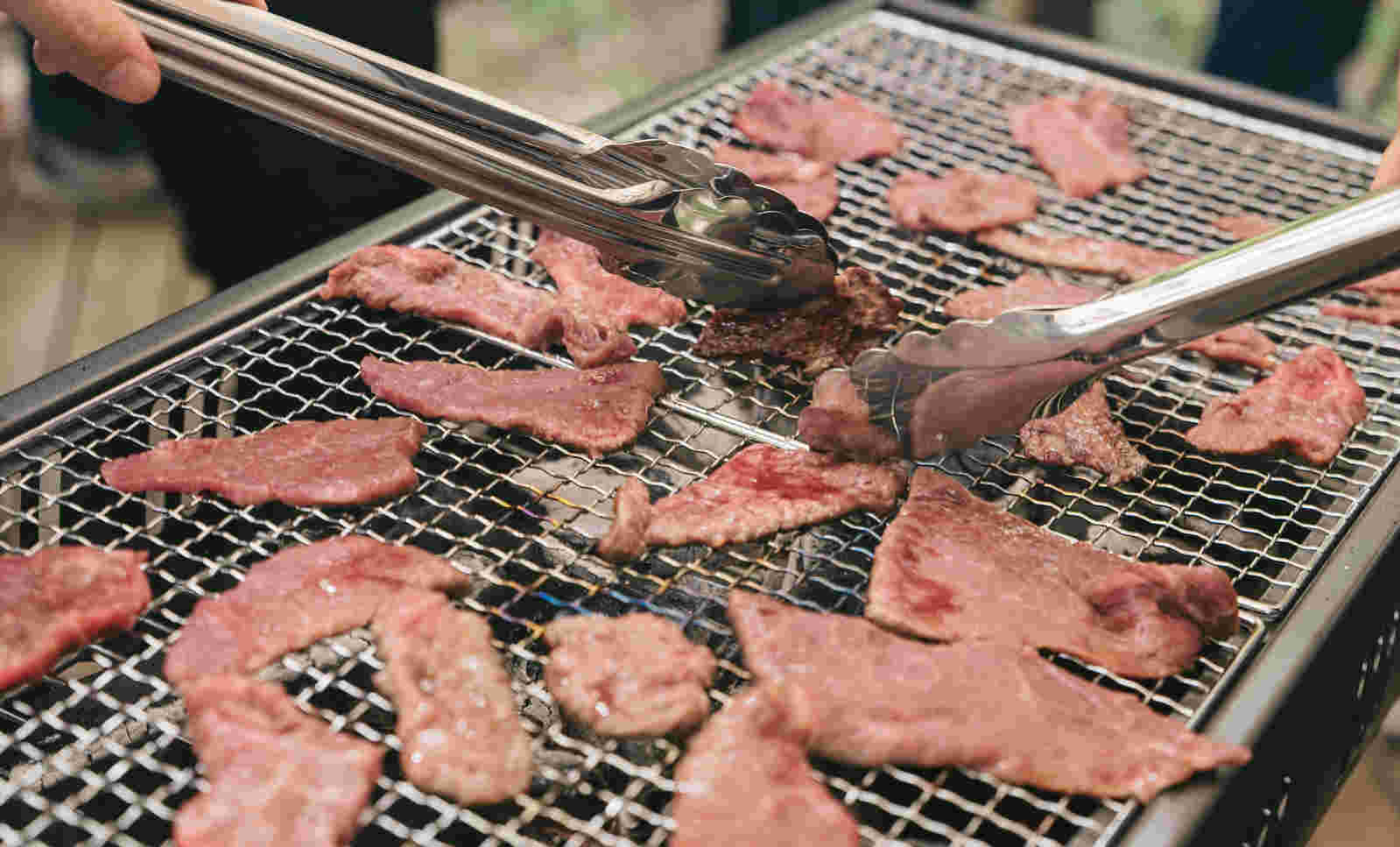 トングで肉を焼く