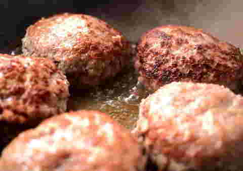 ハンバーグを焼く様子