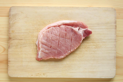 切り込みをいれて豚肉