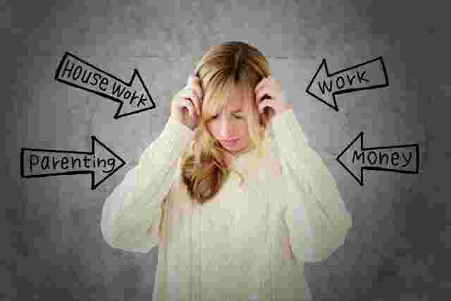 苦痛そうな顔の女性とHOUSEWORK、PARENTING、WORK、MONEYの文字