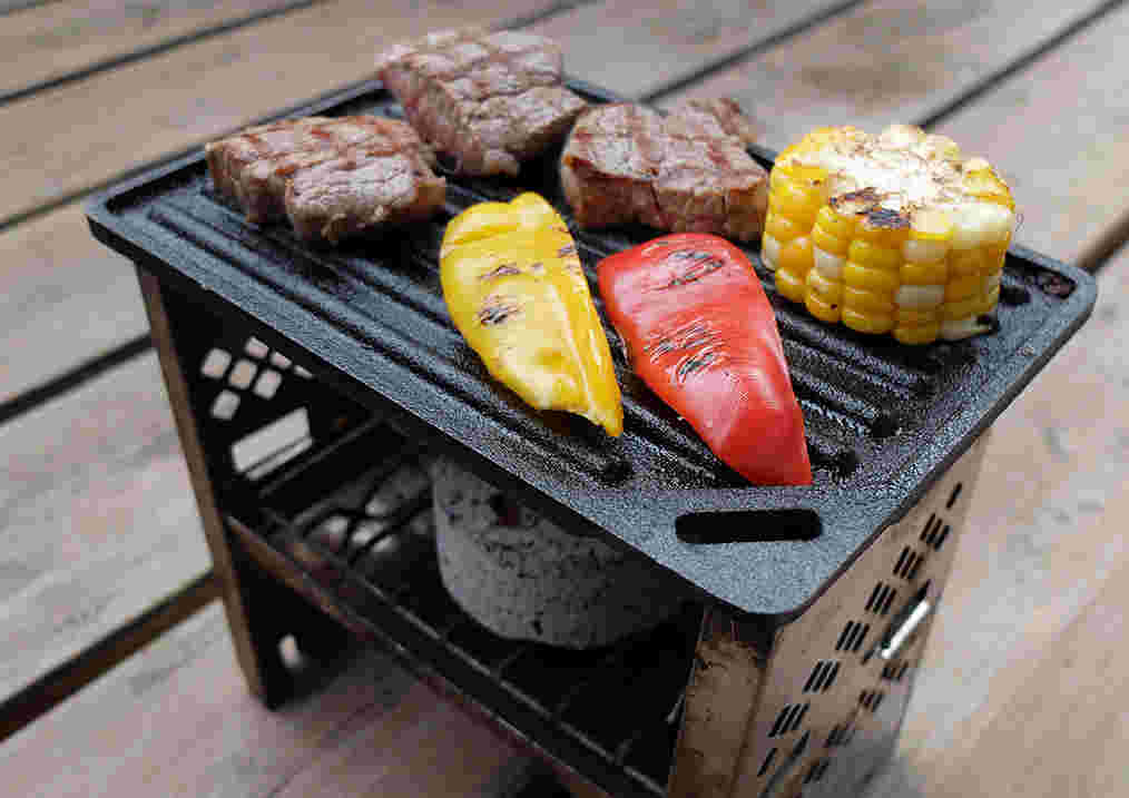 肉や野菜をグリルしている様子