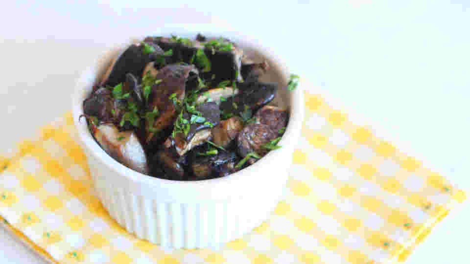 野菜と混ぜ合わせたローストピクルスの様子