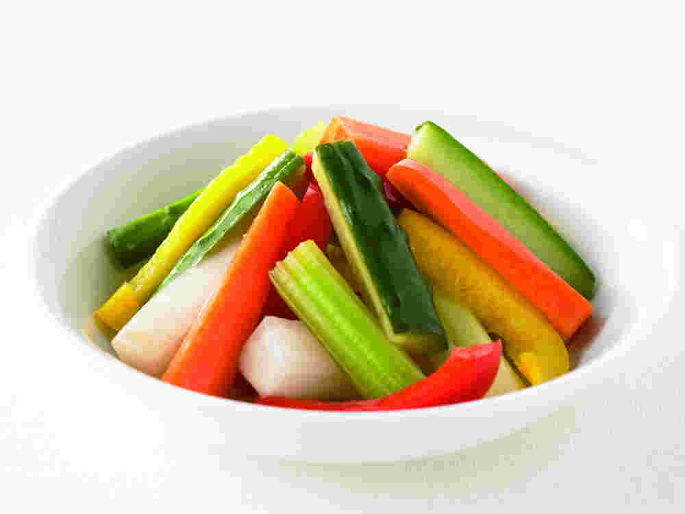 彩りがきれいなミックス野菜のピクルスの様子