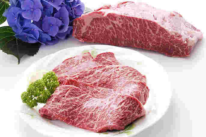 お皿に乗せられたWAGYU