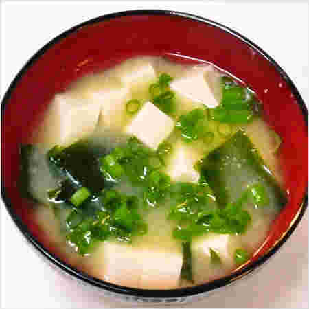 わかめと豆腐とねぎの味噌汁をお椀に入れた完成品