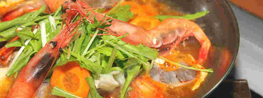 トムヤムクンの調理風景。鍋に具たくさんのエビや野菜