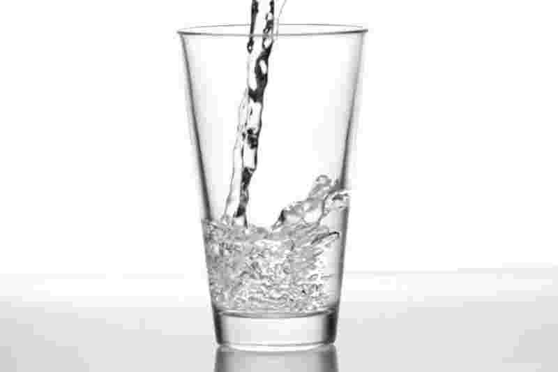 コップに水を注いでいる様子