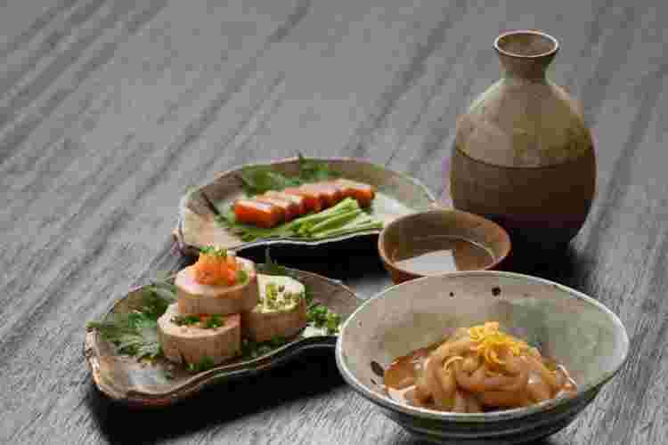 和食3品と日本酒が並んでいる様子