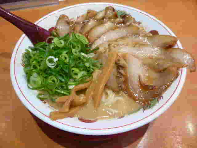 ネギ・メンマ・豚トロの入ったラーメン