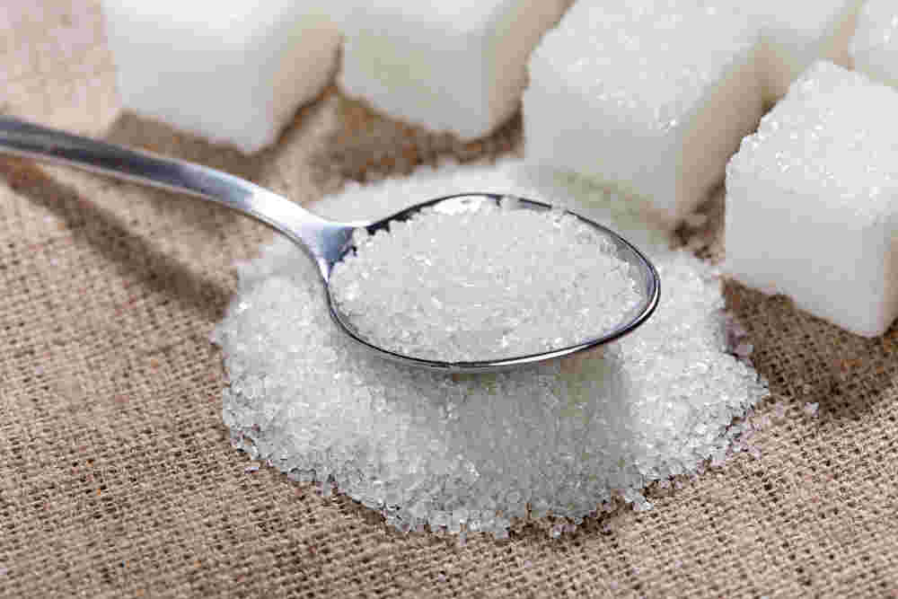 砂糖をスプーンですくっている様子