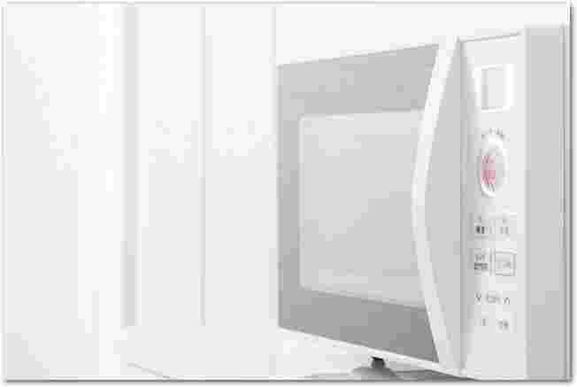 電子レンジを斜め横から撮影している