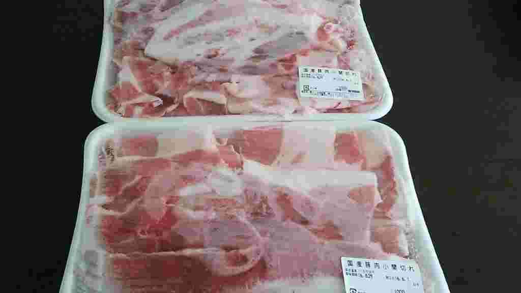 スーパーで販売されている豚のこま切れ肉の様子