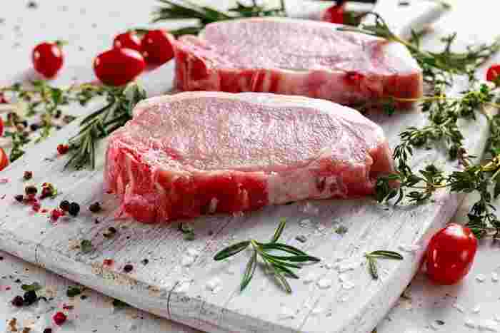 赤身と脂がしっかりとした豚の厚切り肉の様子