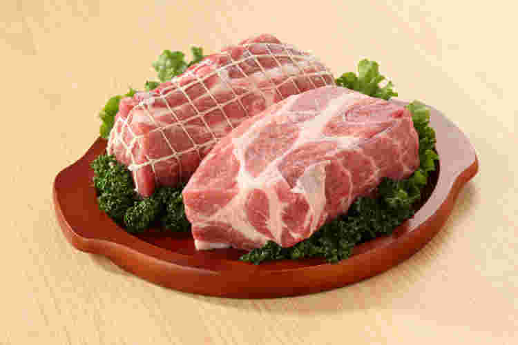 ずっしりと重みを感じる豚の固まり肉の様子