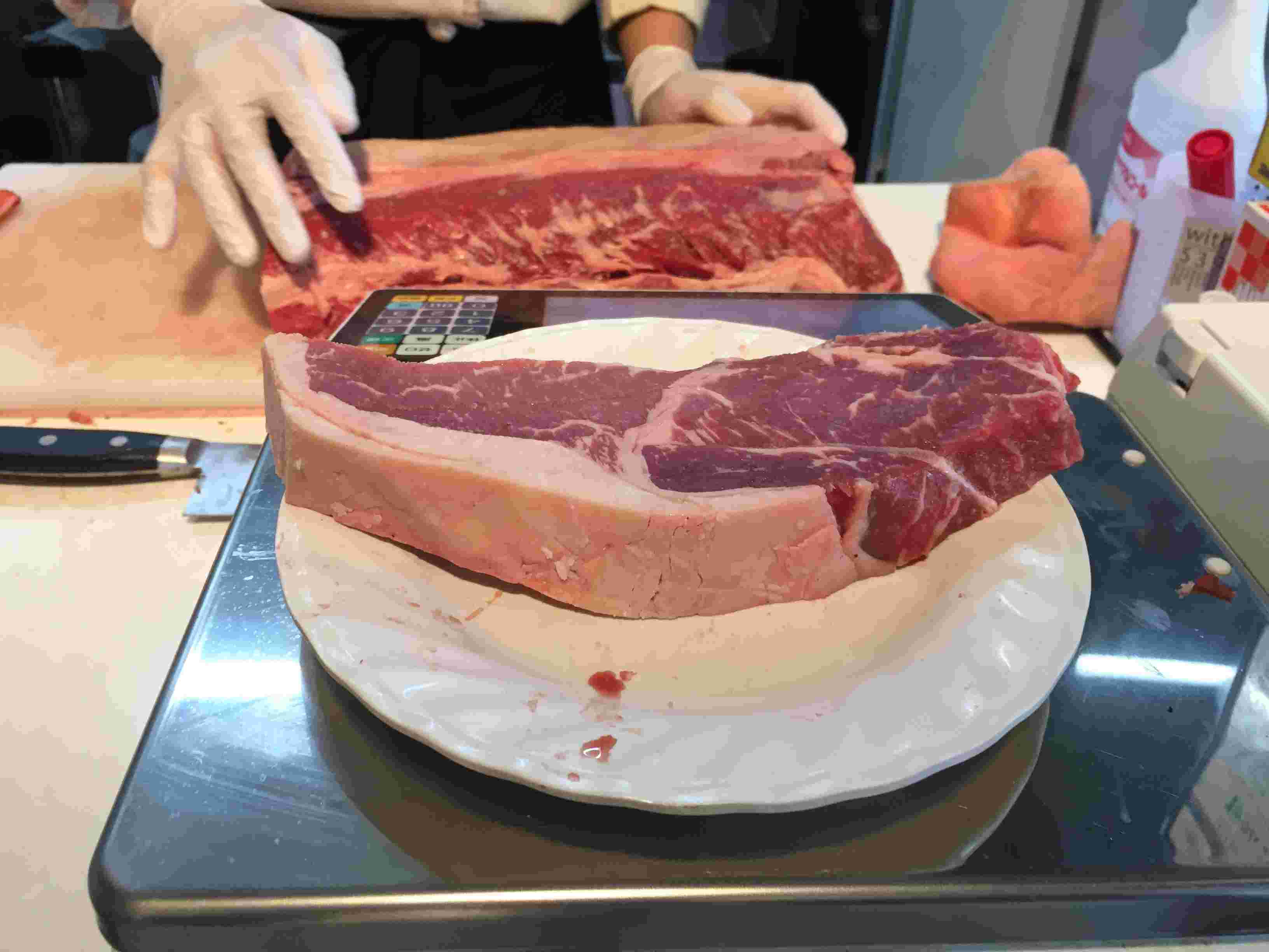 いきなりステーキの肉カットの光景