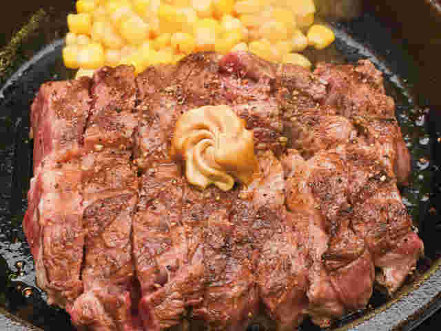 鉄板に乗ったワイルドステーキ