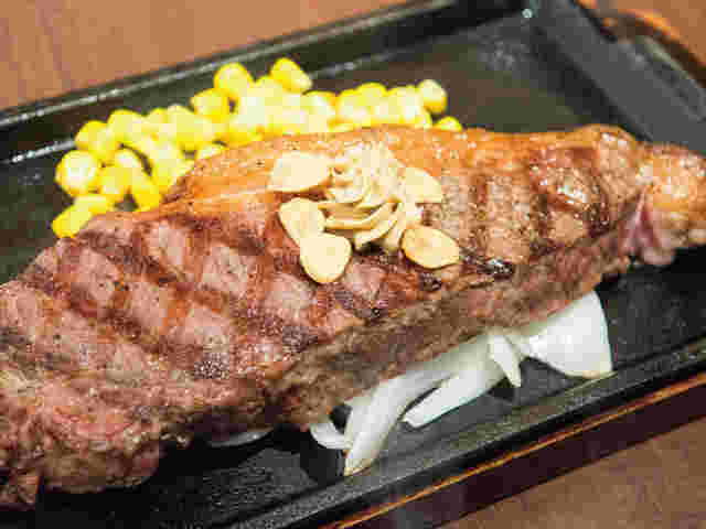 鉄板に乗ったステーキ