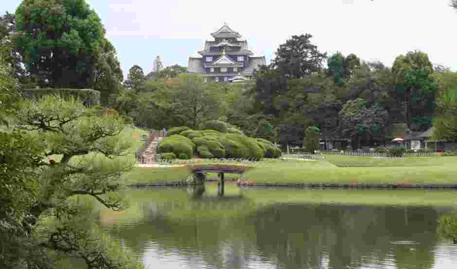 岡山城と池と庭園