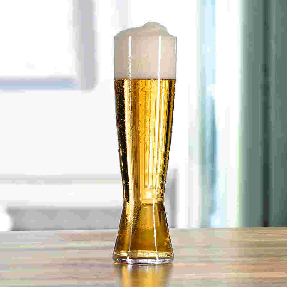 クリーミーな泡がたっぷりのグラスビール