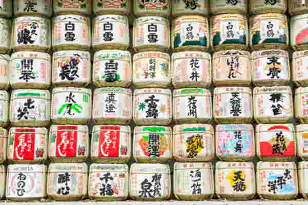 積み重ねられた酒樽
