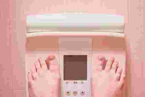体重計に乗る女性の足元