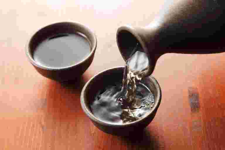お猪口に注がれる日本酒