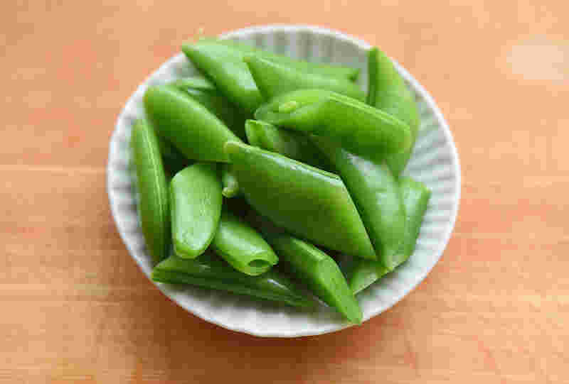 茹でて2等分して器に入れたスナップエンドウ