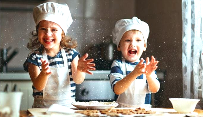 子供達が楽しそうに小麦粉を使っている様子