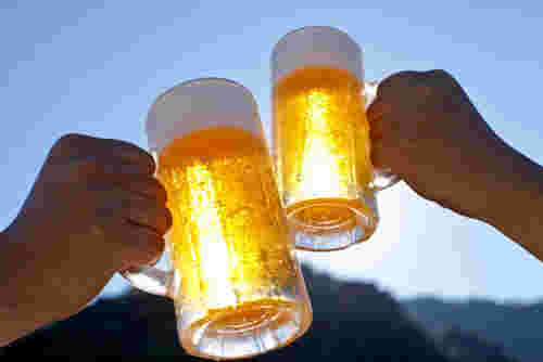 ビールジョッキで乾杯