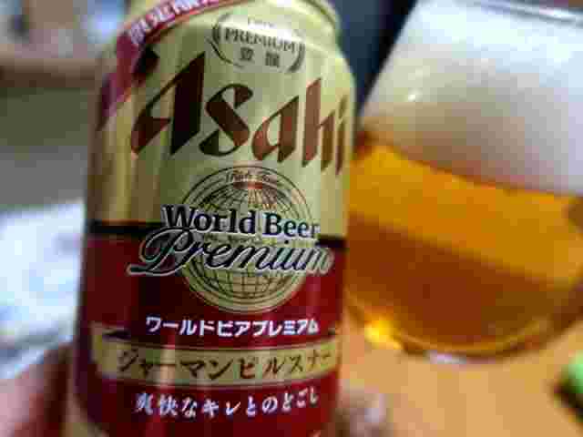 アサヒのジャーマン・ピルスナーの缶とグラスビール