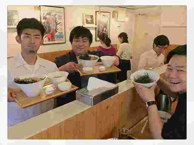 そばうさの店内の様子。店側と客側が活気があって明るい様子