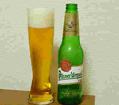 ピルスナーウルケルのボトルとグラスビール