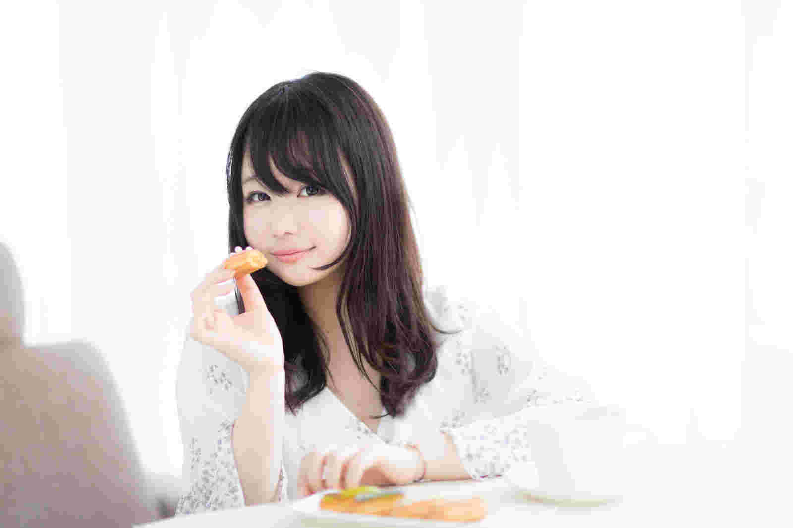 エクレアを食べる女性