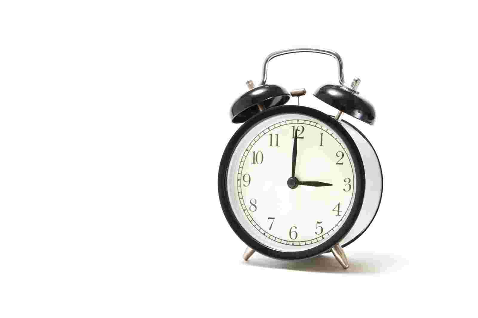 3時を指す時計