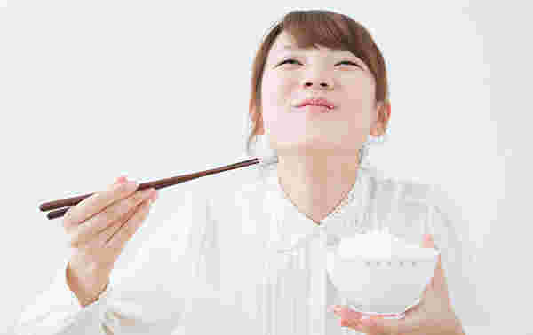 よく噛んで食べてる女性