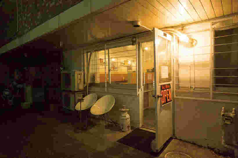 そばうさの夜の外観