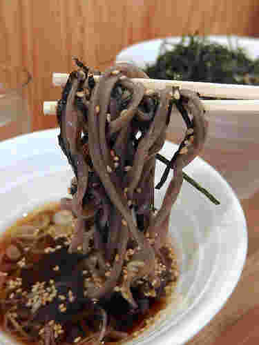 海苔胡麻冷そばのそばを箸ですくってつけ汁につける