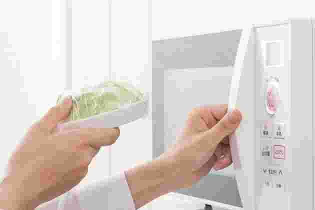 電子レンジで急速解凍する様子