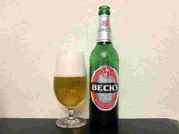 ベックスのボトルとグラスビール