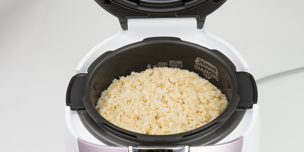 炊飯器に玄米が入っている画像