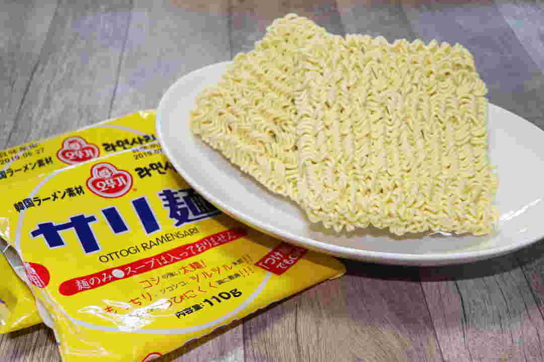 お皿に置かれた乾麺とその袋
